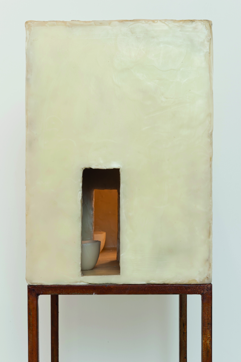 L’angelo della ritrosia, 2019 /Cera, legno, illuminazione. 50x51x36 / Base in ferro 132x50x36.